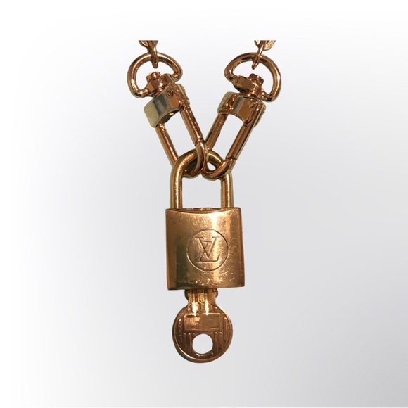 LOUIS VUITTON Lock and Key 🔐 #224 With 8” Chain - Picture 4 of 8